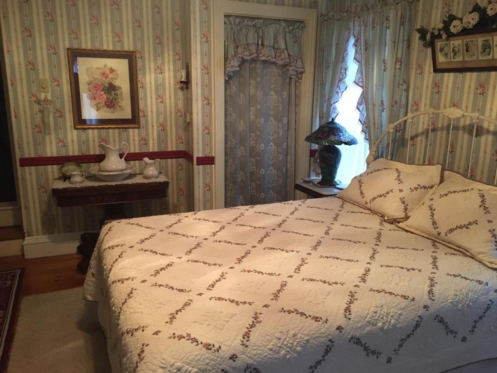 Raindrops On Roses Bed & Breakfast Herkimer Eksteriør bilde